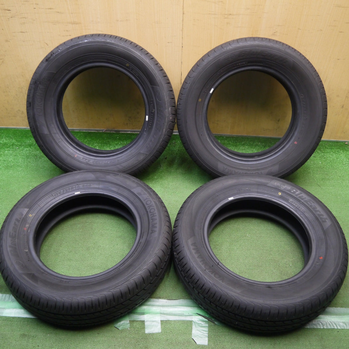 バリ溝！25年！ほぼ10分◎175/70R14 ヨコハマ ブルーアース AE01F タイヤ 14インチ アクア カローラ シエンタ ヤリス ヴィッツ フィット シャトル 等◎6092905Hノタ