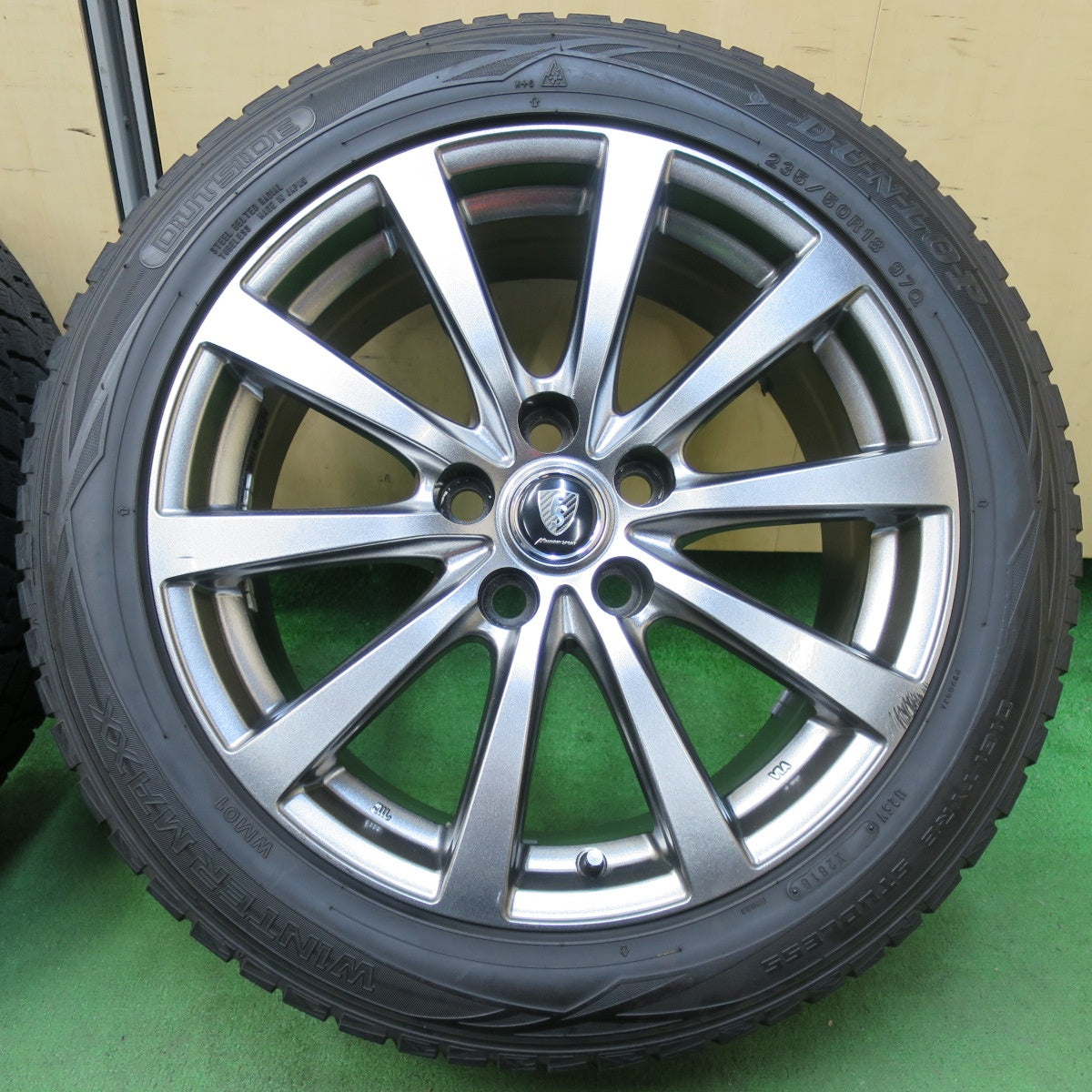 [送料無料] バリ溝！キレイ！9分★レクサス 等 235/50R18 スタッドレス ダンロップ ウインターマックス WM01 MANARAY SPORT 18インチ PCD120/5H★4121202イス