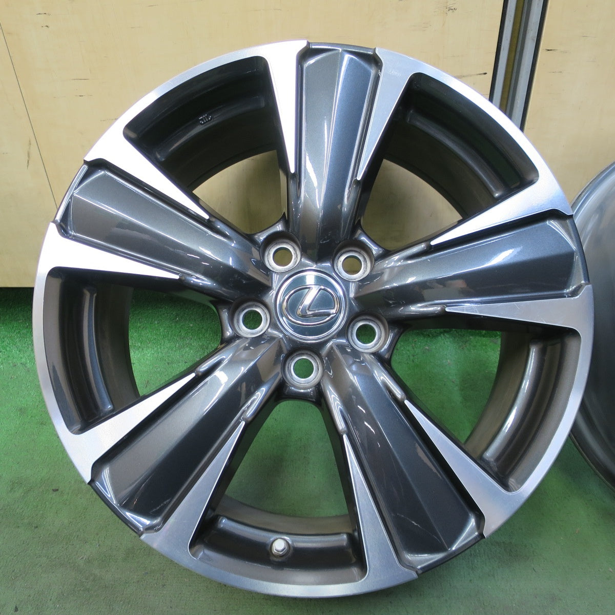 センサー付き！キレイ★レクサス UX バージョンL 純正 ホイール 18インチ 18×7J PCD114.3/5H★6071703NGホ