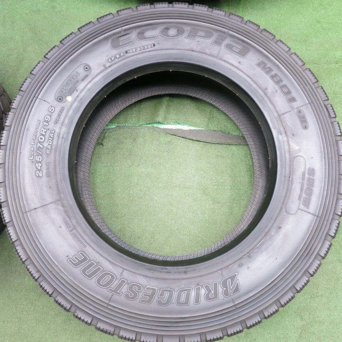 *送料無料* 新車外し！22年！ほぼ未使用★トラック タイヤ 245/70R19.5 136/134J ブリヂストン エコピア M801Ⅱ ミックス 19.5インチ★4071002HAノタ