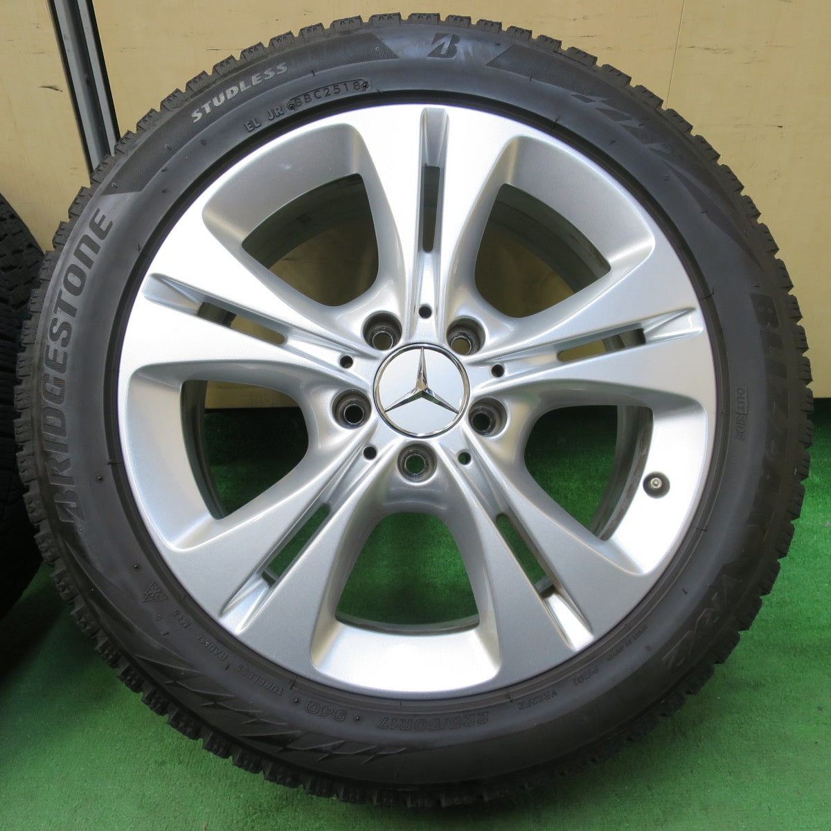 [送料無料] バリ溝！キレイ！8.5分★ベンツ Cクラス W205 純正 225/50R17 スタッドレス ブリヂストン ブリザック VRX2 17インチ PCD112/5H★4111104イス