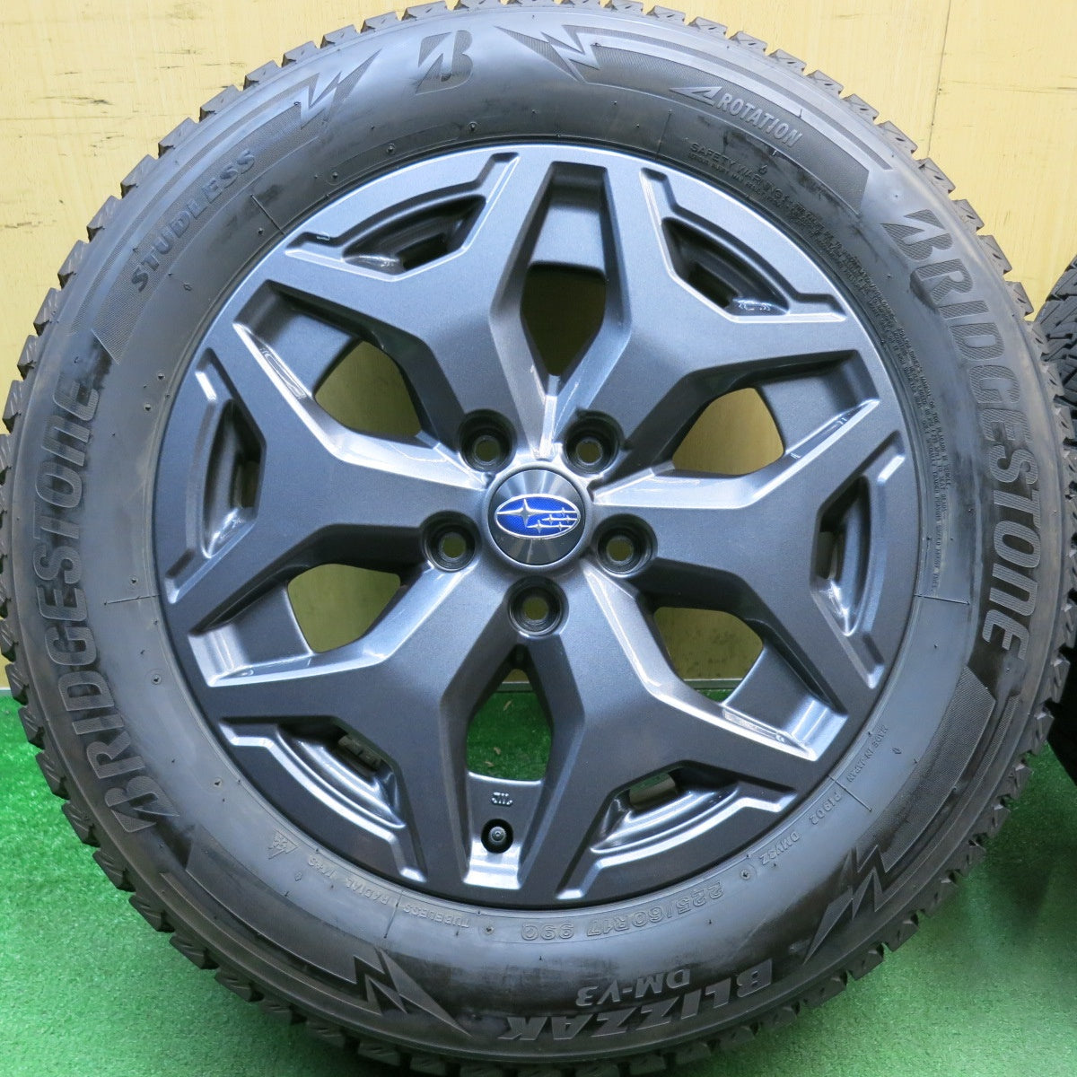 バリ溝！22年！キレイ！9.5分★スバル フォレスター クロスブレイク 純正 225/60R17 スタッドレス ブリヂストン ブリザック DM-V3 17インチ PCD114.3/5H★6052313HAス