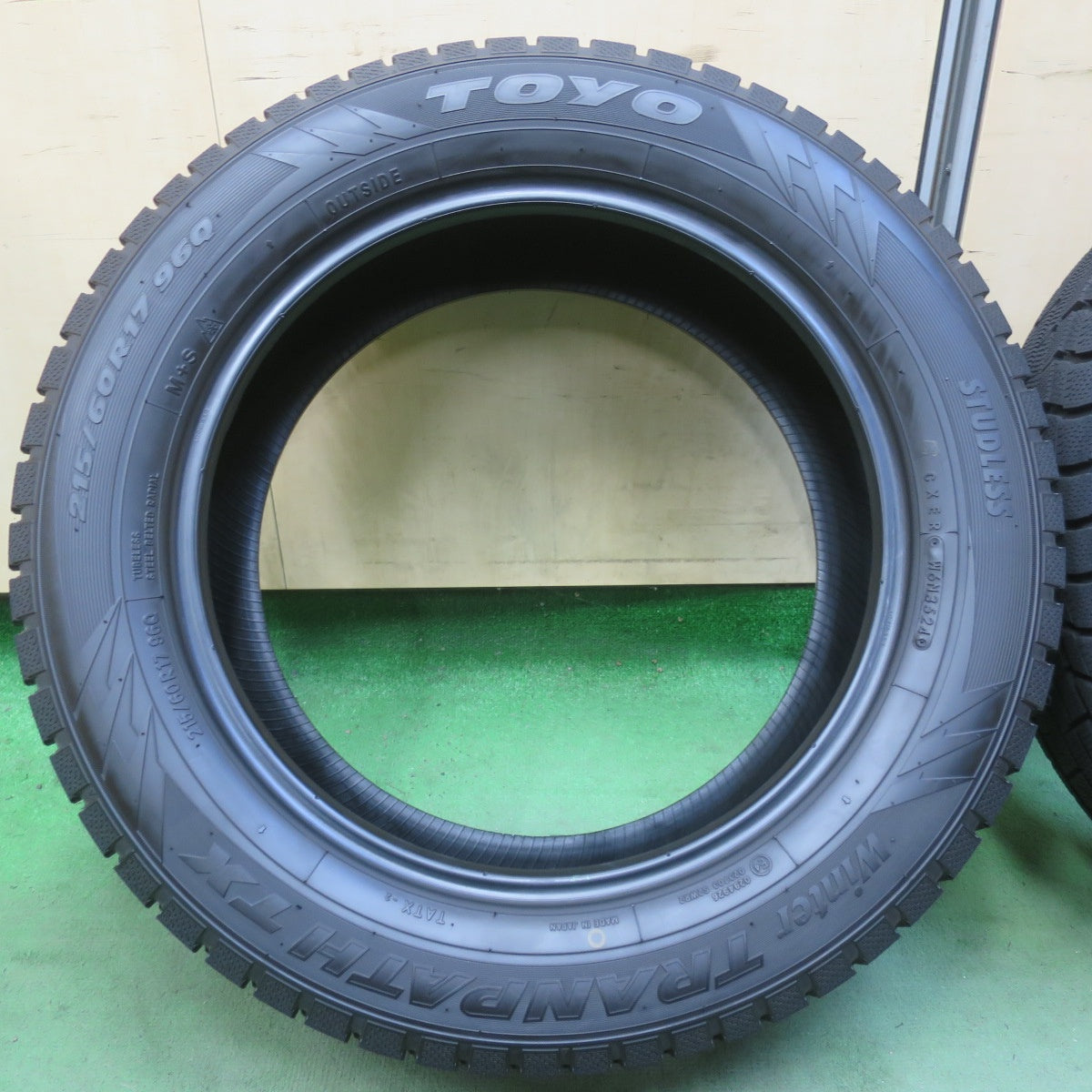 バリ溝！24年！9.5分★スタッドレス 215/60R17 トーヨー ウインター トランパス TX タイヤ 17インチ C-HR カローラクロス アルファード ヴェルファイア 等★6062604イスタ