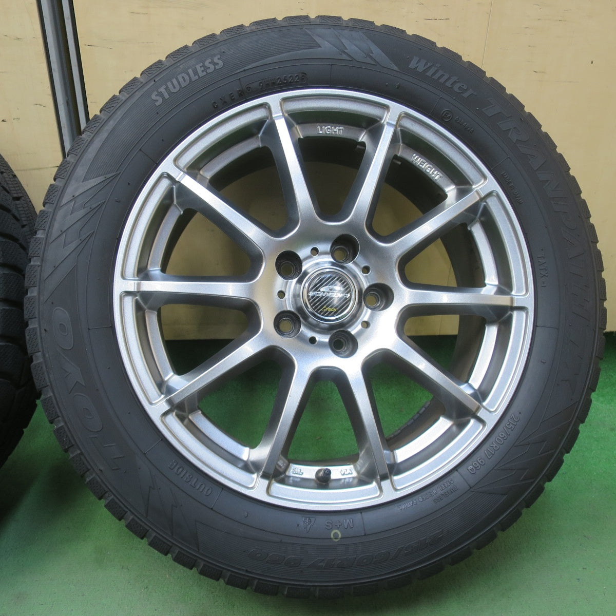 バリ溝！22年！キレイ！9.5分以上★スタッドレス 215/60R17 トーヨー ウインター トランパス TX SCHNEIDER シュナイダー 17インチ PCD114.3/5H★6032309イス
