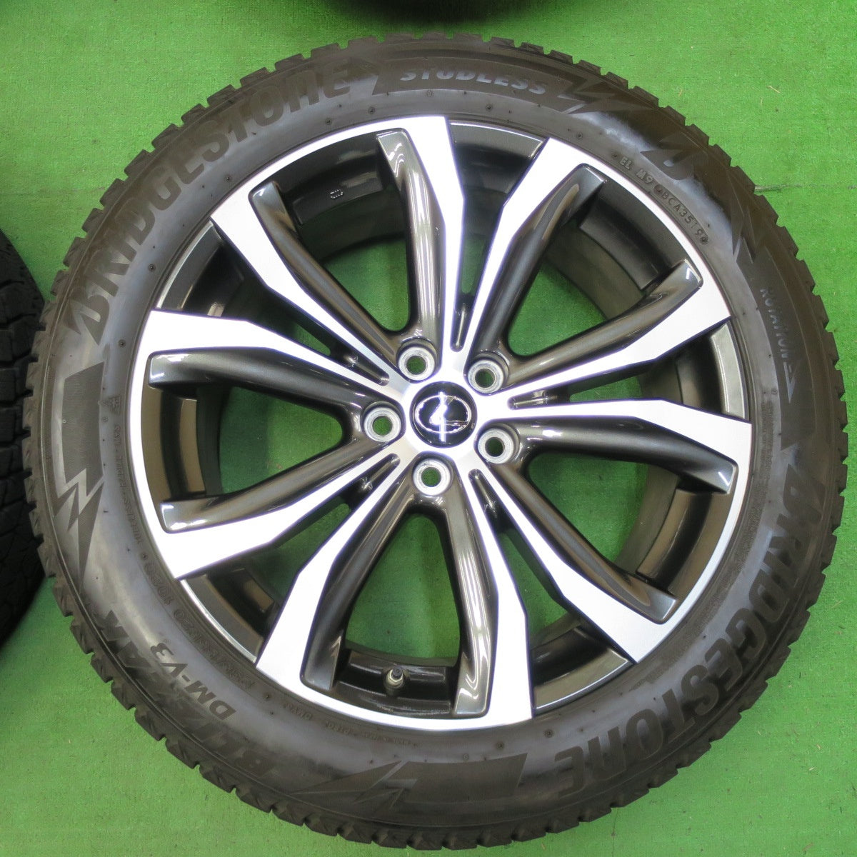 *送料無料* センサー付！バリ溝！キレイ！8.5分★レクサス RX450h バージョンL 純正 235/55R20 スタッドレス ブリヂストン ブリザック DM-V3 PCD114.3/5H★4061303イス