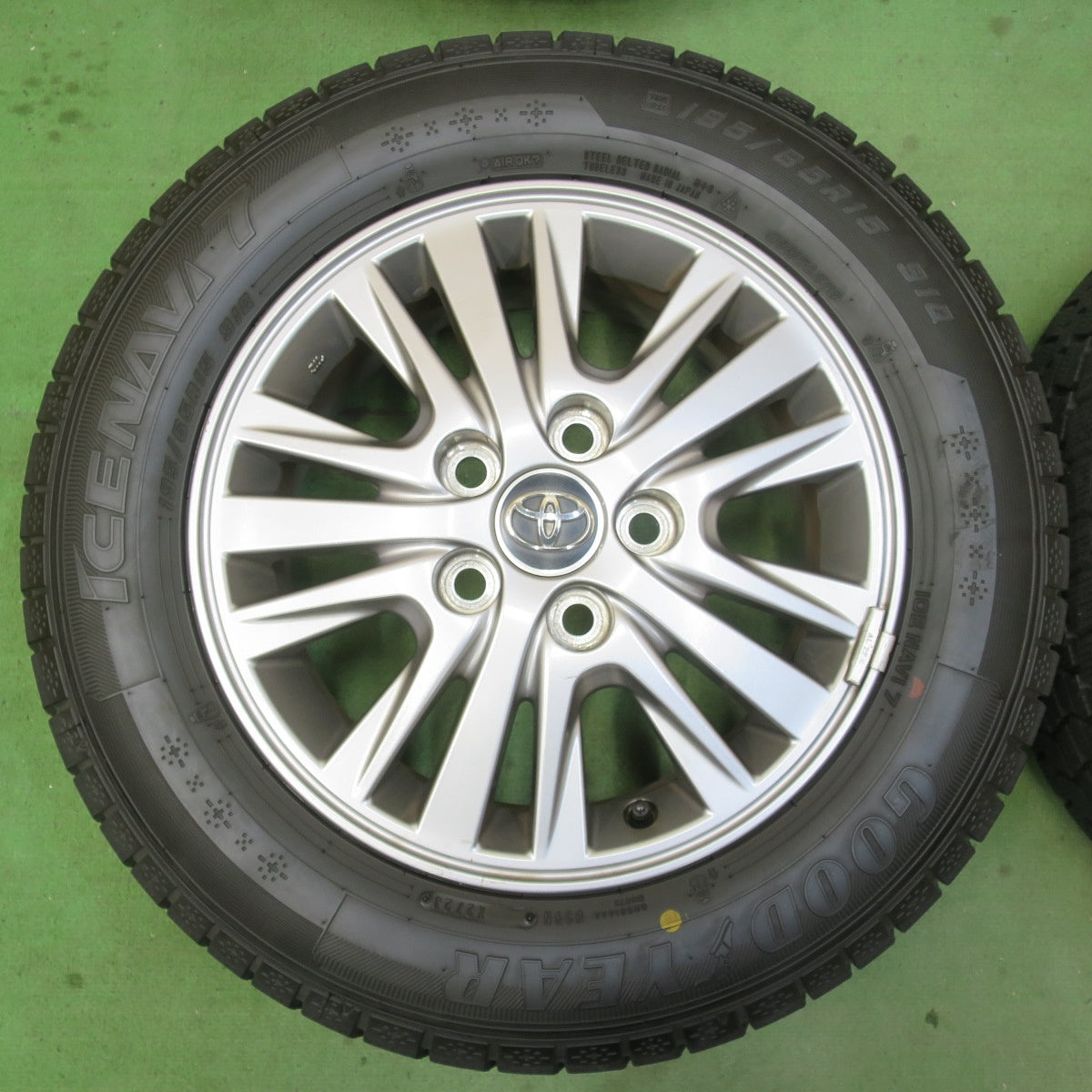 バリ溝！23年！キレイ！9.5分★トヨタ 80系 ノア ヴォクシー 純正 195/65R15 スタッドレス グッドイヤー アイスナビ7 15インチ PCD114.3/5H★6022606イス