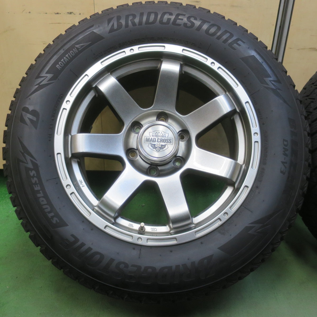 バリ溝！22年！キレイ！8.5分◎スタッドレス 265/60R18 ブリヂストン ブリザック DM-V3 MAD CROSS MC-76 マッドクロス 18インチ PCD139.7/6H◎6101602イス