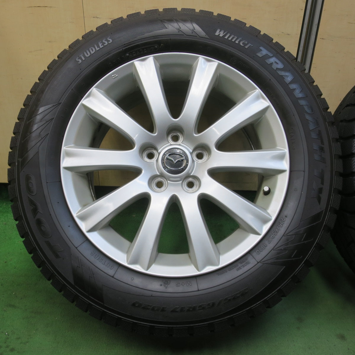 バリ溝！キレイ！9分★マツダ MPV 純正 225/65R17 スタッドレス トーヨー ウインター トランパス TX 17インチ PCD114.3/5H★6030501イス