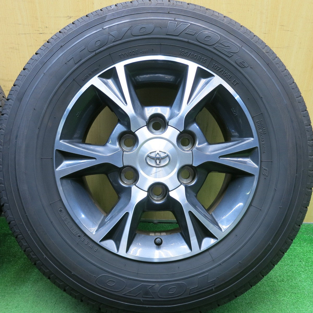 バリ溝！9.5分★トヨタ 200系 ハイエース 純正 OP 195/80R15 107/105L トーヨー V-02e 15インチ PCD139.7/6H★5052304HAノ