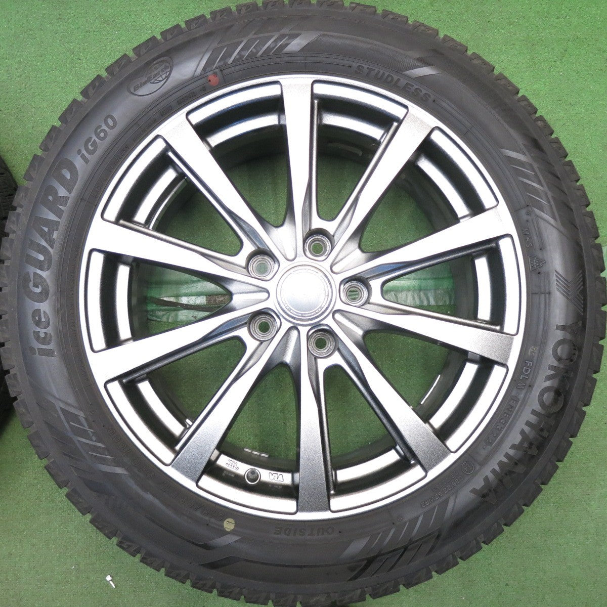 バリ溝！22年！キレイ！9.5分◎スタッドレス 215/55R17 ヨコハマ アイスガード iG60 GRASS グラス 17インチ PCD114.3/5H◎6100305HAス