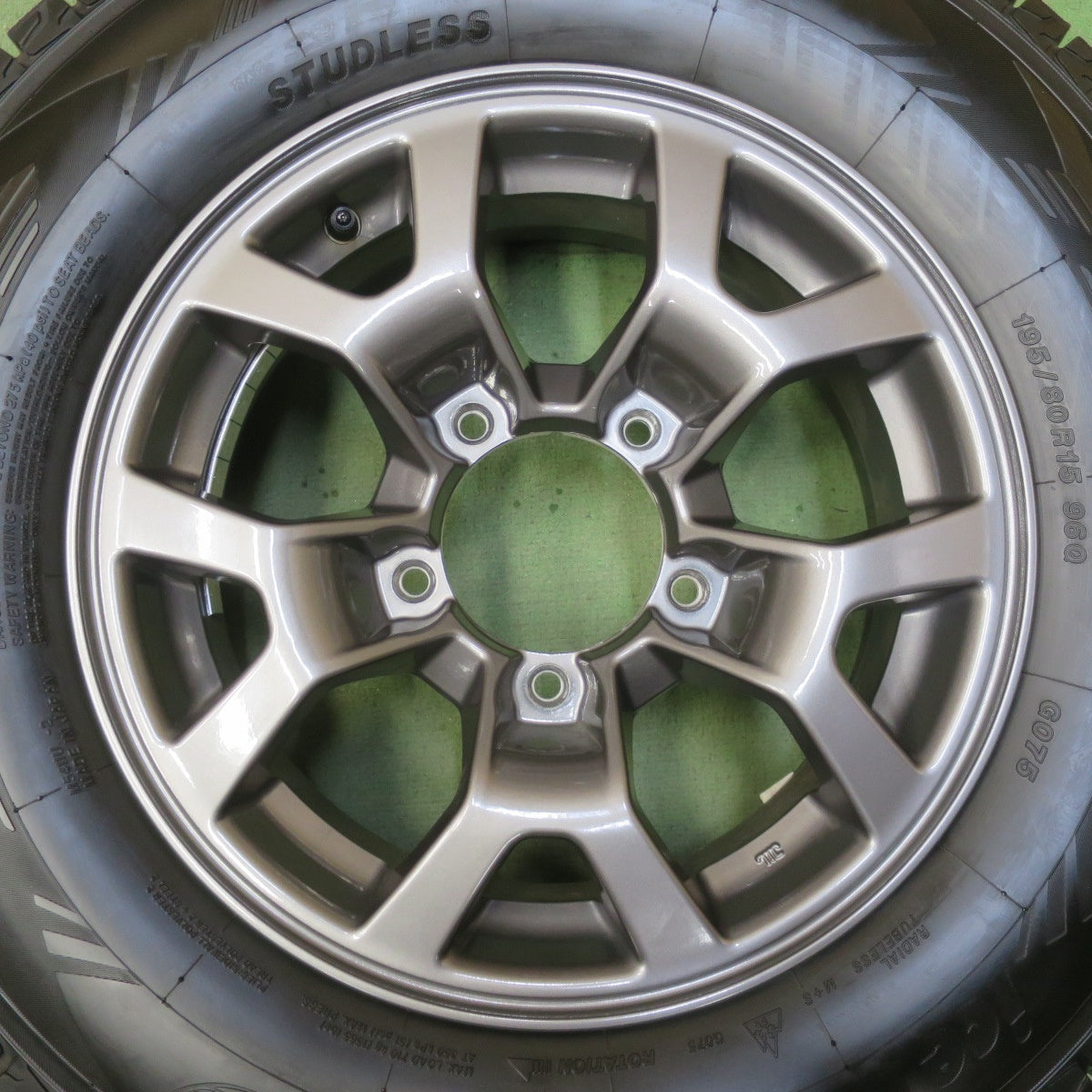 バリ溝！25年！キレイ！ほぼ10分◎スズキ JB74W ジムニー シエラ 純正 195/80R15 スタッドレス ヨコハマ アイスガード G075 15インチ PCD139.7/5H◎6090401イス