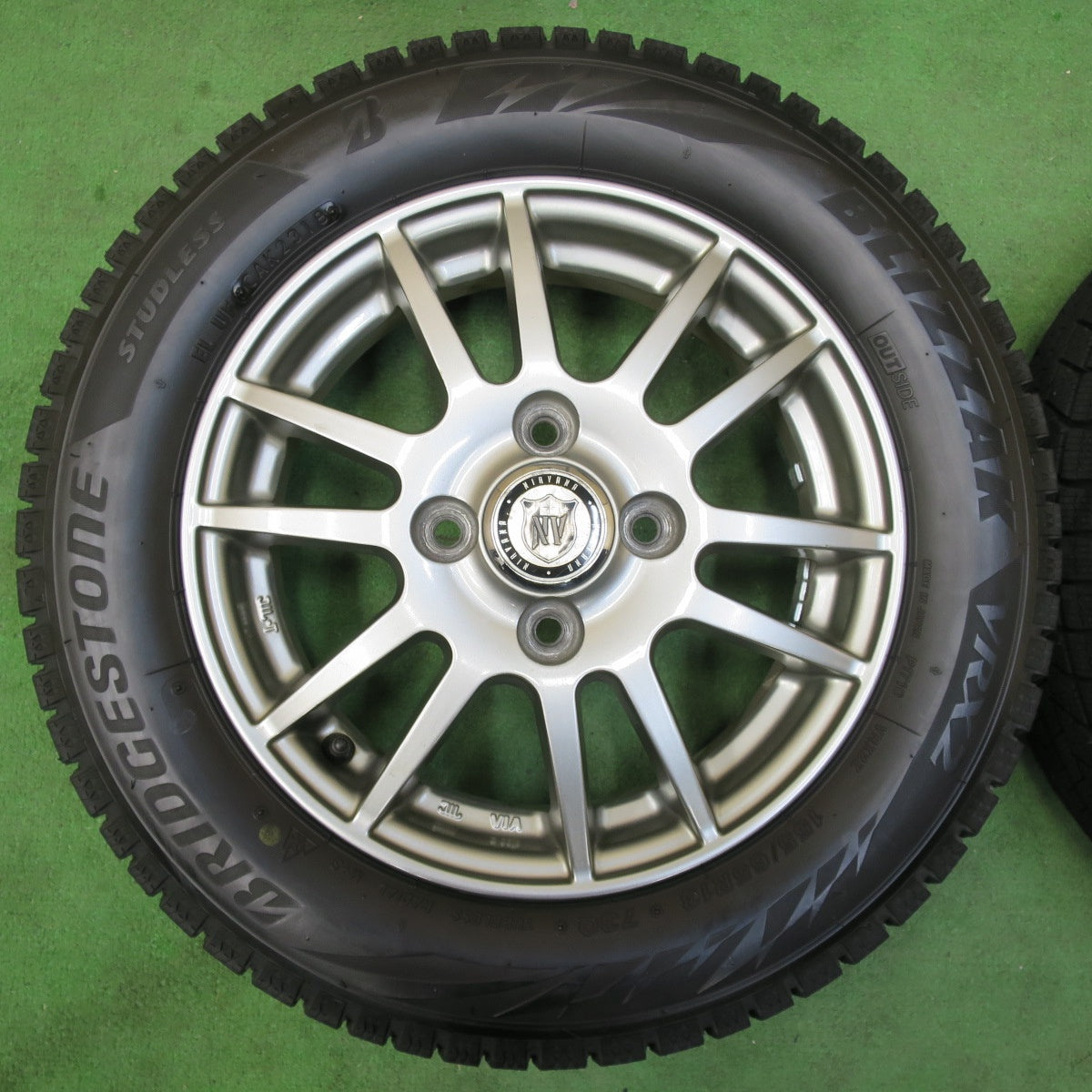 [送料無料] バリ溝！9.5分以上★スタッドレス 155/65R13 ブリヂストン ブリザック VRX NIRVANA NV ニルバーナ 13インチ PCD100/4H★4110812イス