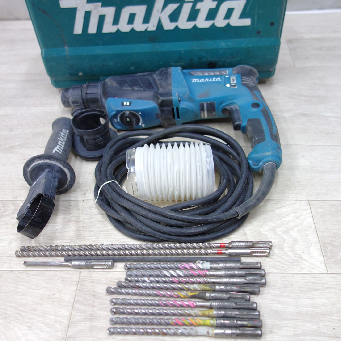 [送料無料] 付属品付き◆マキタ 26mm ハンマ ドリル 100V HR2631F ケース付き ハンマードリル 穴あけ はつり 電動 工具◆