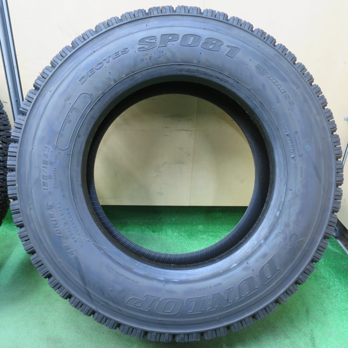[送料無料] 未使用！24年！2本★トラック タイヤ 245/70R19.5 136/134J スタッドレス ダンロップ デクテス SP081 DECTES 19.5インチ★5012702イスタ