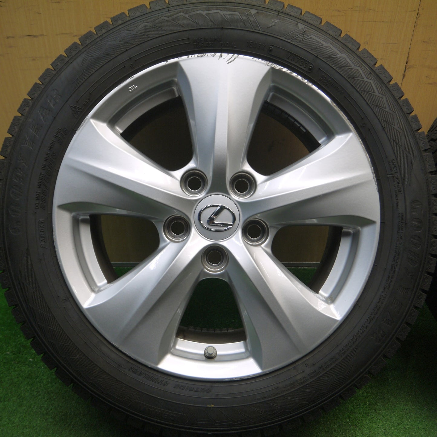 [送料無料] センサー付！バリ溝！23年！9.5分以上★レクサス 30系 IS 純正 205/55R16 スタッドレス グッドイヤー アイスナビ8 16インチ PCD114.3/5H★5022808Hス