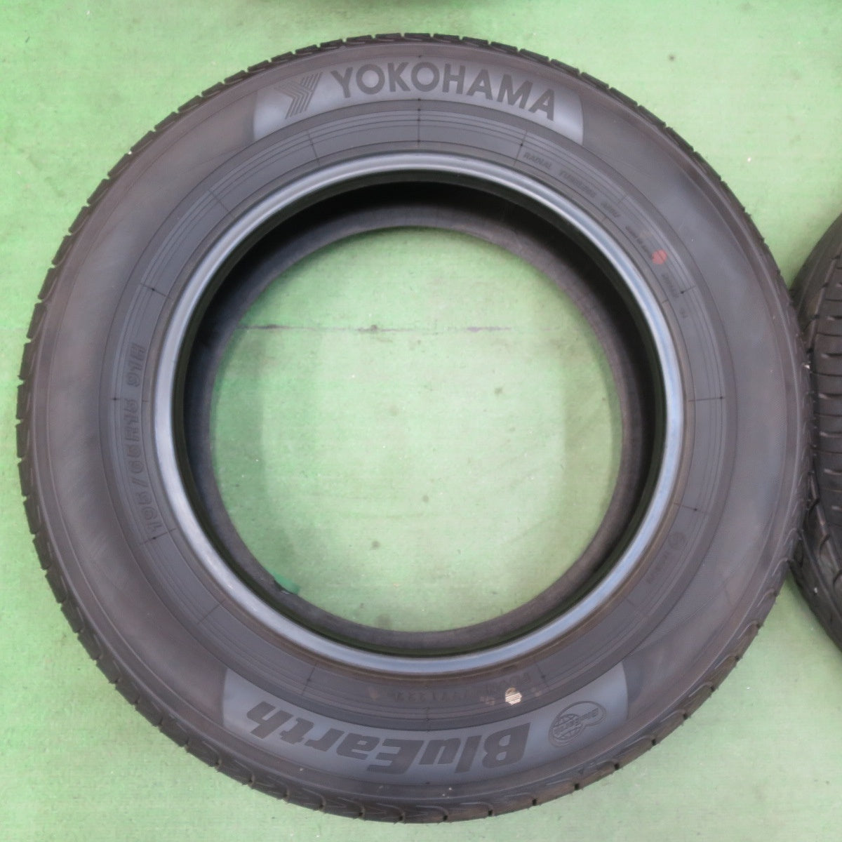 バリ溝！22年！ほぼ10分★195/65R15 ヨコハマ ブルーアース AE01F タイヤ 15インチ プリウス ノア ヴォクシー 等★5072202イノタ
