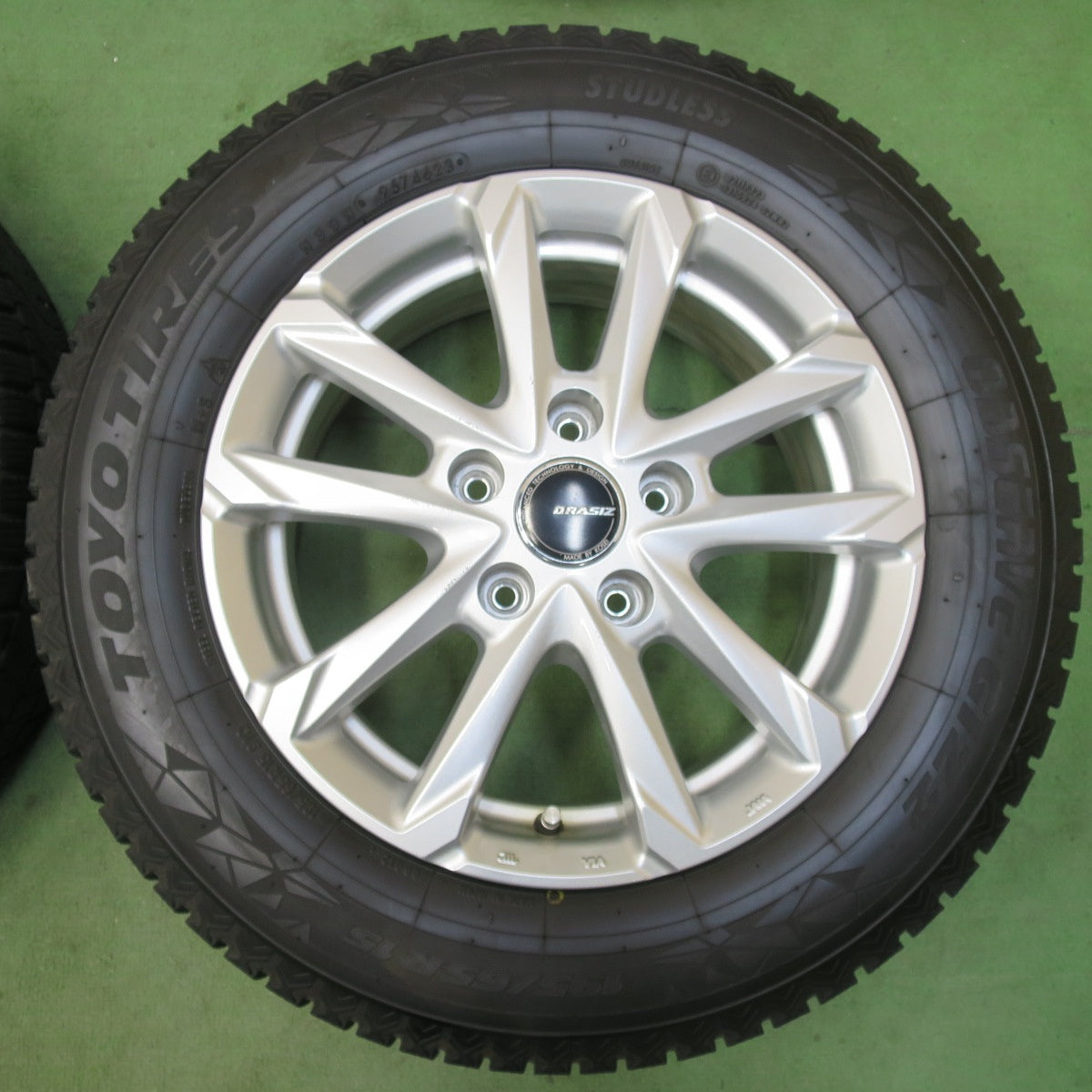 バリ溝！23年！キレイ！9.5分★スタッドレス 195/65R15 トーヨー オブザーブ GIZ2 QRASIZ GC36F KOSEI クレイシズ 15インチ PCD114.3/5H★5120905イス