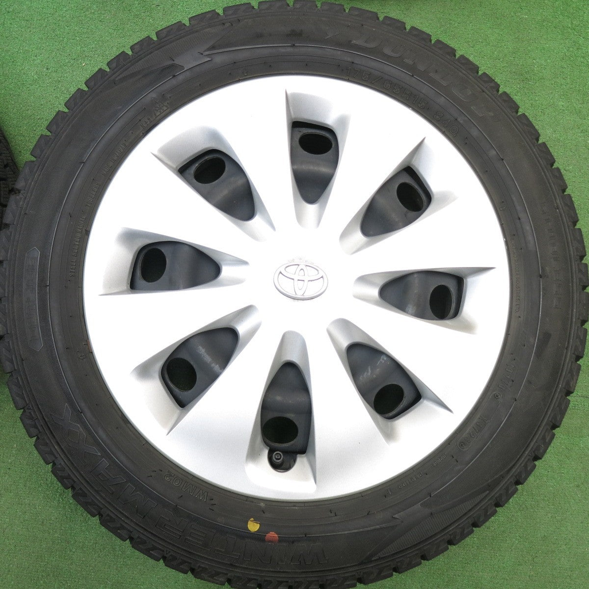 バリ溝！23年！キレイ！9.5分★トヨタ アクア 純正 スチール 175/65R15 スタッドレス ダンロップ ウインターマックス WM02 15インチ PCD100/4H★6032912HAス