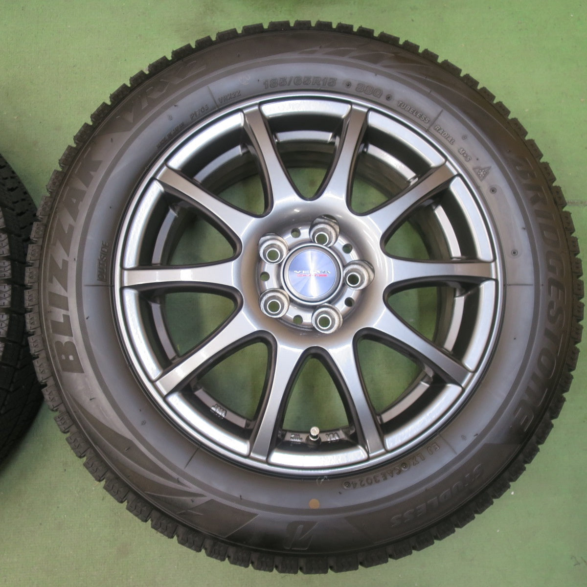 バリ溝！24年！キレイ！9.5分◎シエンタ 等 185/65R15 スタッドレス ブリヂストン ブリザック VRX2 VELVA CHARGE ヴェルヴァ 15インチ PCD100/5H◎6100702イス