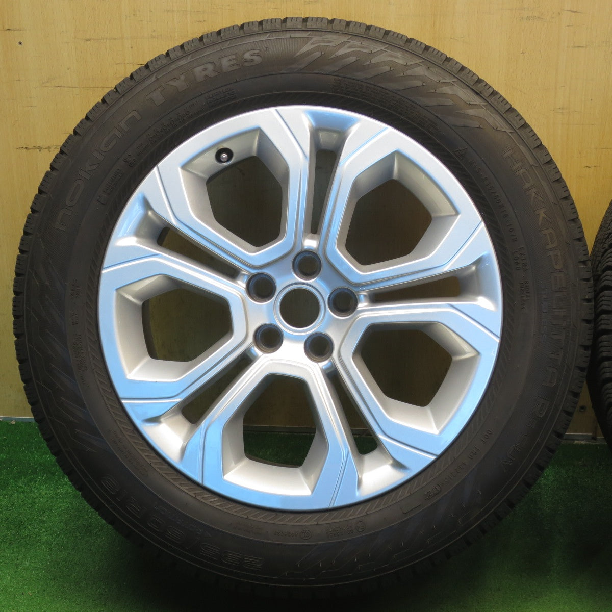 バリ溝！22年！キレイ！9.5分◎ランドローバー レンジローバー イヴォーク 純正 235/60R18 スタッドレス ノキアン ハッカペリッタ R5 SUV 18インチ PCD108/5H◎6091902NJス