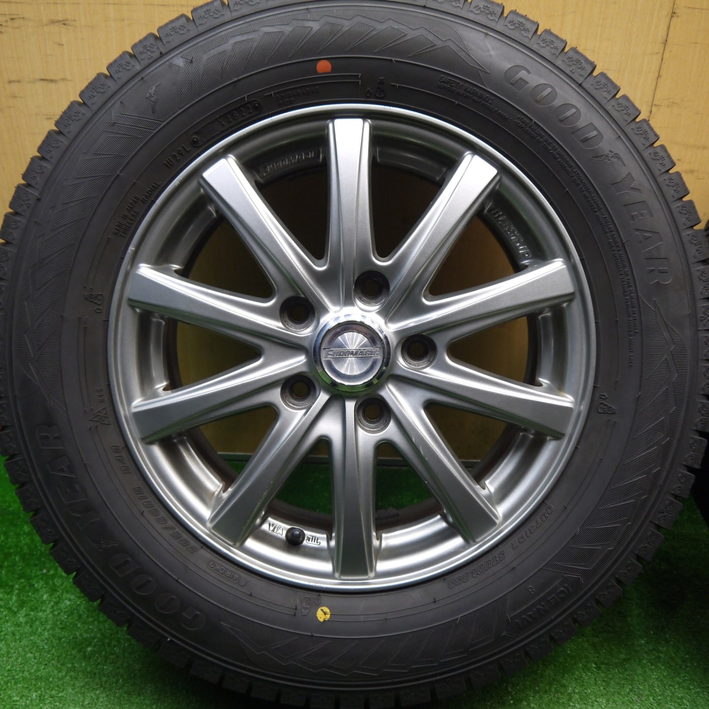 バリ溝！22年！キレイ！ほぼ10分★スタッドレス 205/65R15 グッドイヤー アイスナビ8 EUROMAGIC BLEST JP ユーロマジック 15インチ PCD114.3/5H★5120303Hス