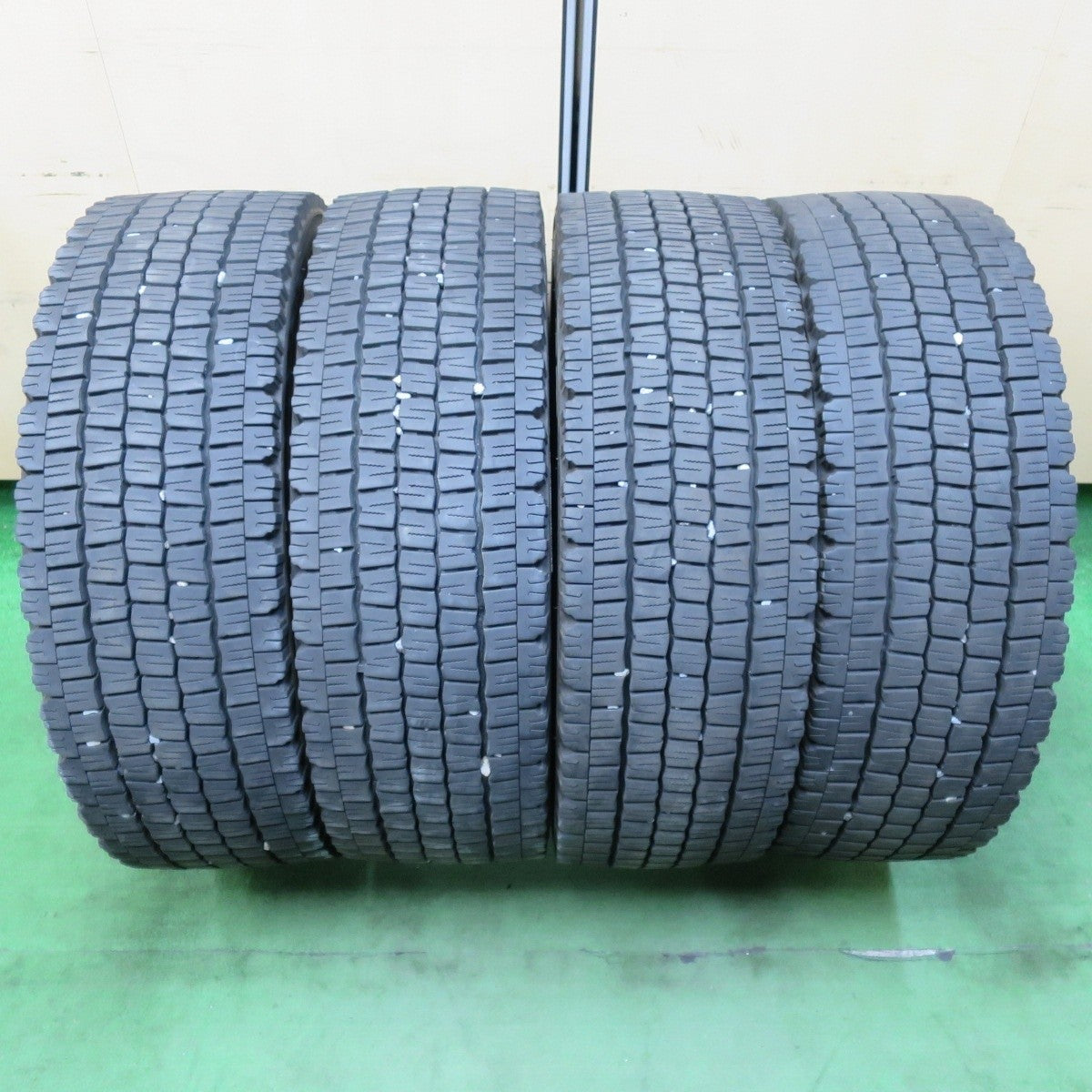 4本 23年★トラック タイヤ 245/70R19.5 136/134J スタッドレス ダンロップ デクテス SP081 DECTES 19.5インチ★5010612イスタ
