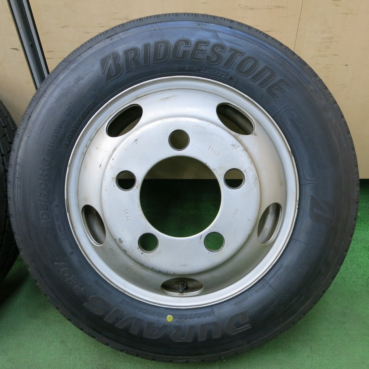 [送料無料] タイヤ未使用！24年★トラック タイヤ 205/70R16 111/109N ブリヂストン デュラビス R207 TOPY スチール 16インチ DURAVIS PCD203.2/5H★5030801ナノ