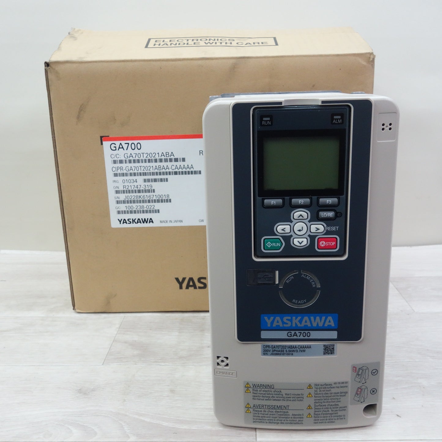[送料無料] 未使用☆YASKAWA 安川 インバーター 200V 5.5kW/3.7kW GA700☆