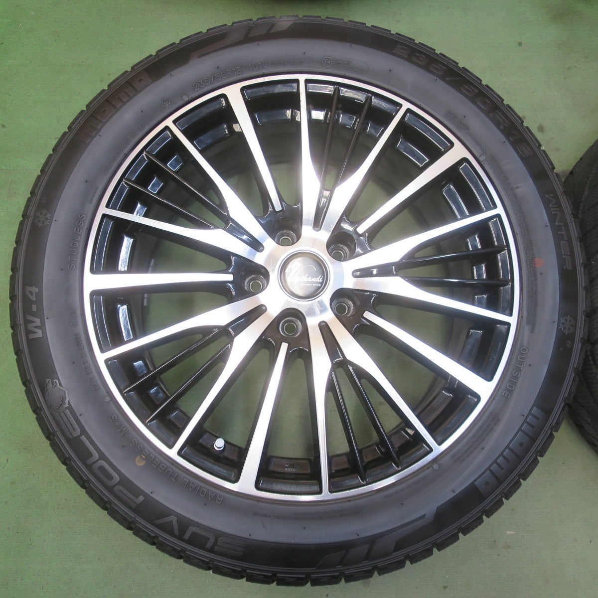 バリ溝！23年！8.5分◎スタッドレス 235/50R18 モモ SUV POLE W-4 Verthandi ヴェルザンディ 18インチ PCD114.3/5H◎6091501IMス