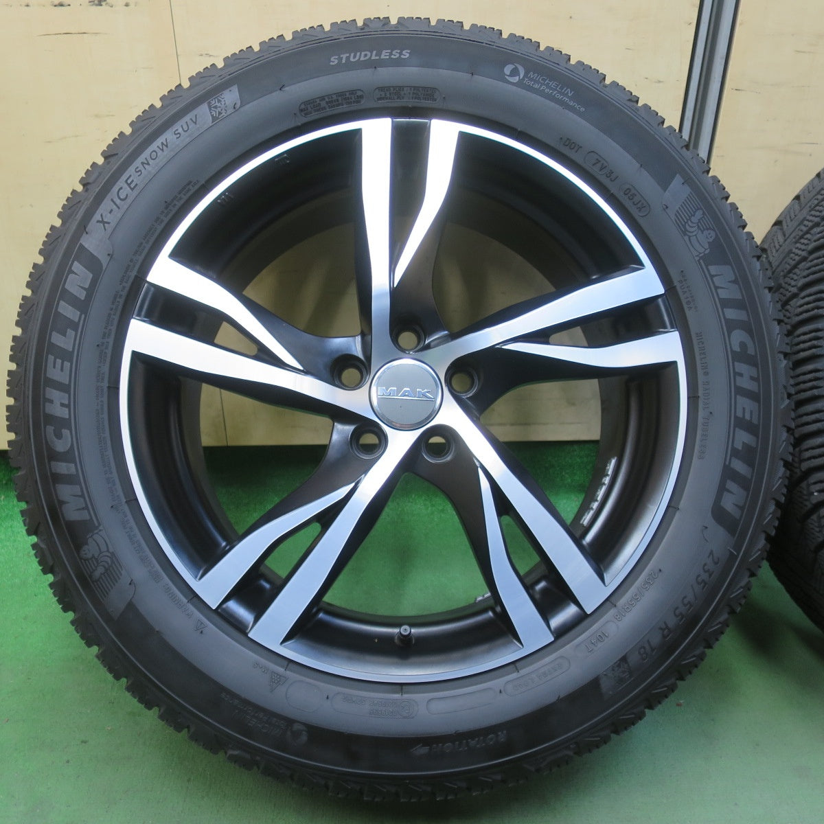 バリ溝！キレイ！9分★ボルボ 等 MAK STOCKHOLM 235/55R18 スタッドレス ミシュラン X-ICE SNOW SUV ストックホルム 18インチ PCD108/5H★6042806イス