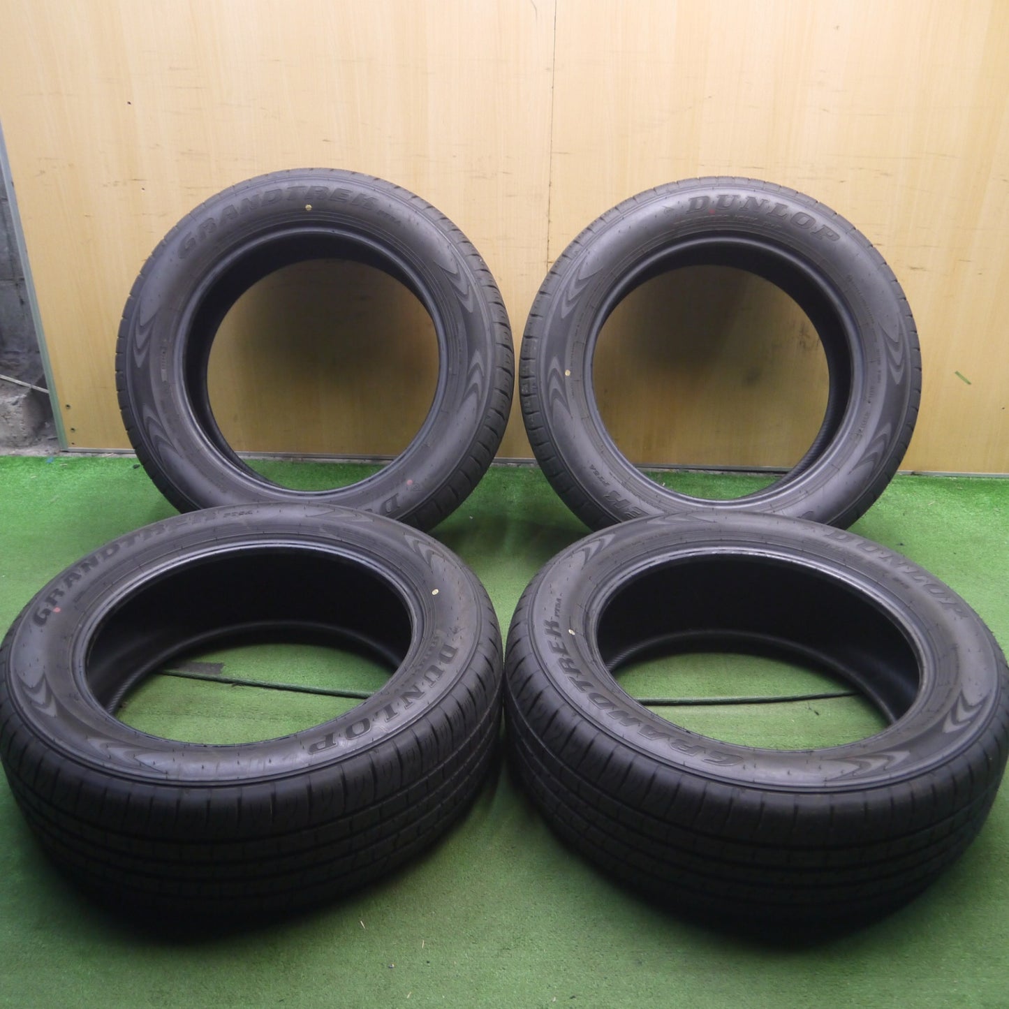 *送料無料* 新車外し！23年★265/55R20 ダンロップ グラントレック PT5A タイヤ 20インチ ランクル 300 レクサス LX600 等★4032513Hノタ