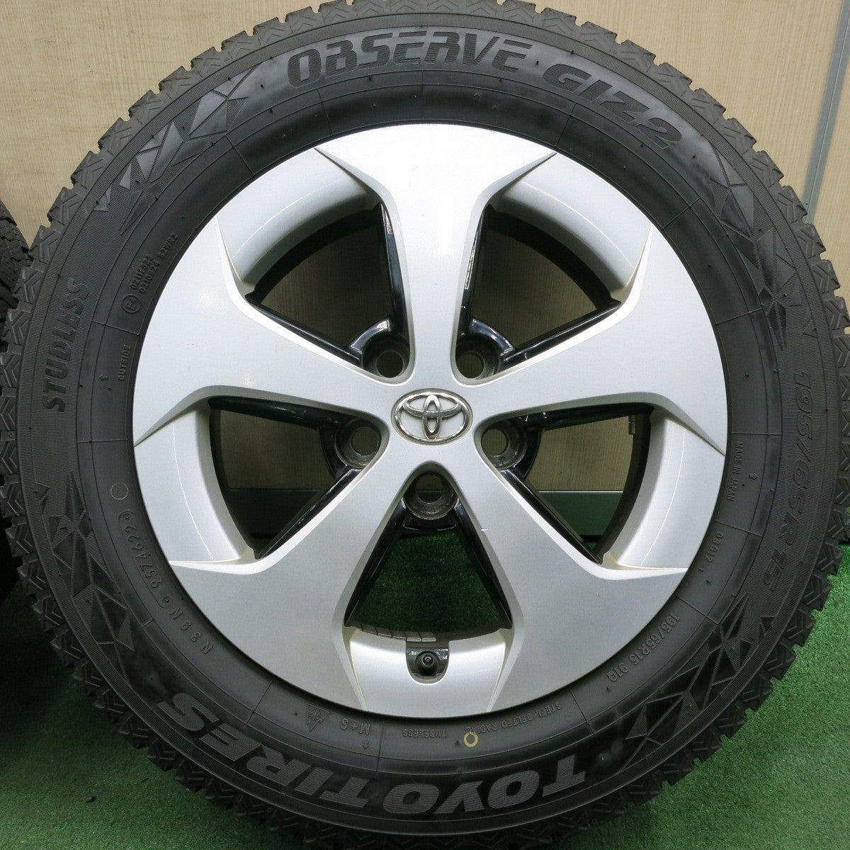 *送料無料* バリ溝！22年！9.5分以上★トヨタ 30系 プリウス 純正 195/65R15 スタッドレス トーヨー オブザーブ GIZ2 15インチ PCD100/5H★4052705HAス