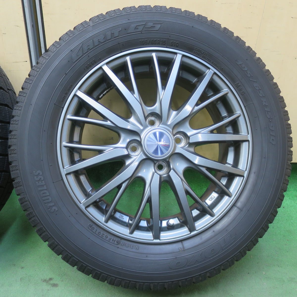 バリ溝！キレイ！9.5分◎スタッドレス 195/65R15 トーヨー ガリット G5 ravrion RM01 ラブリオン 15インチ PCD100/4H◎6080703イス