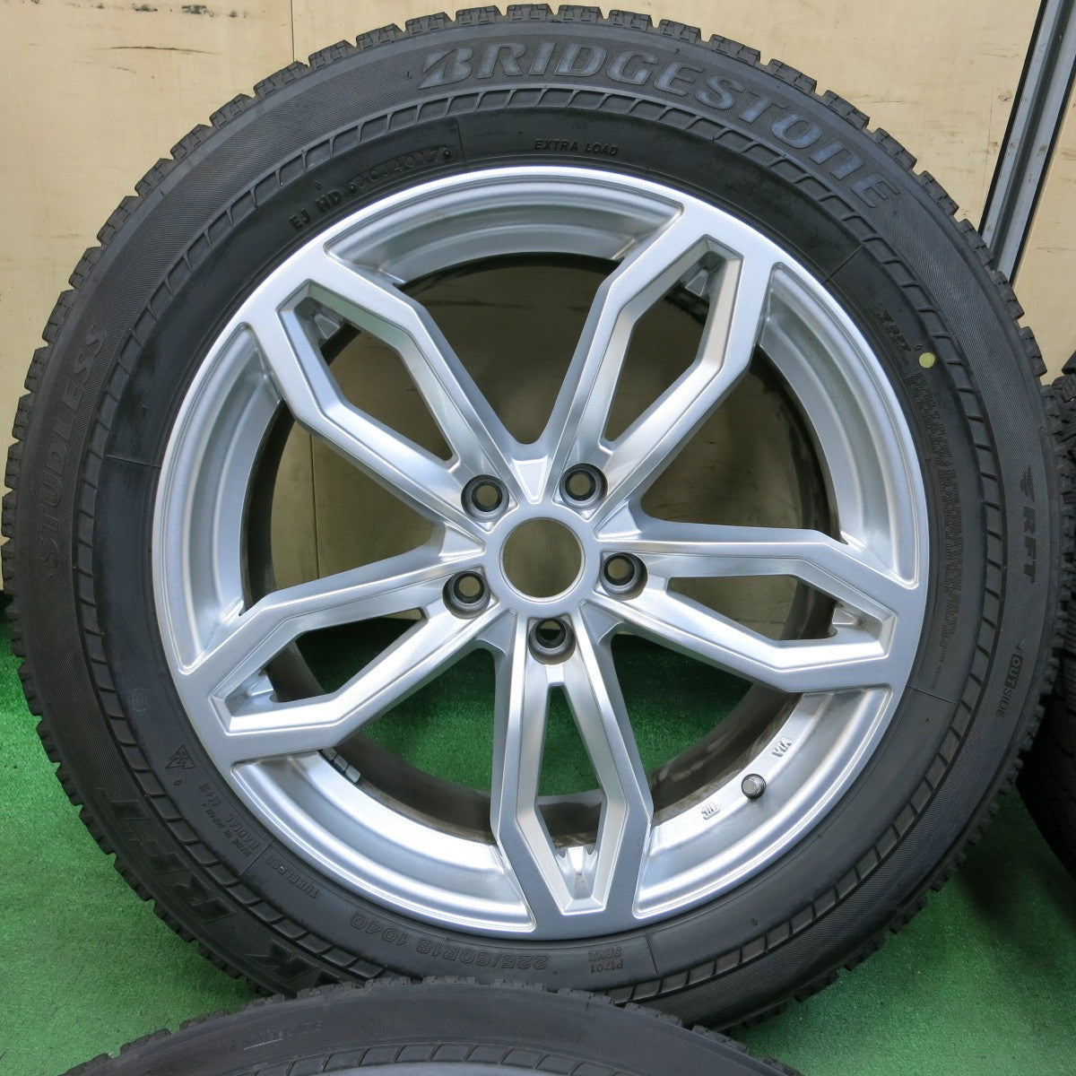 [送料無料] バリ溝！キレイ！8.5分★BMW 等 AGA WELT ヴェルト 225/60R18 スタッドレス ブリヂストン ブリザック RFT 18インチ PCD112/5H★4100209SYス