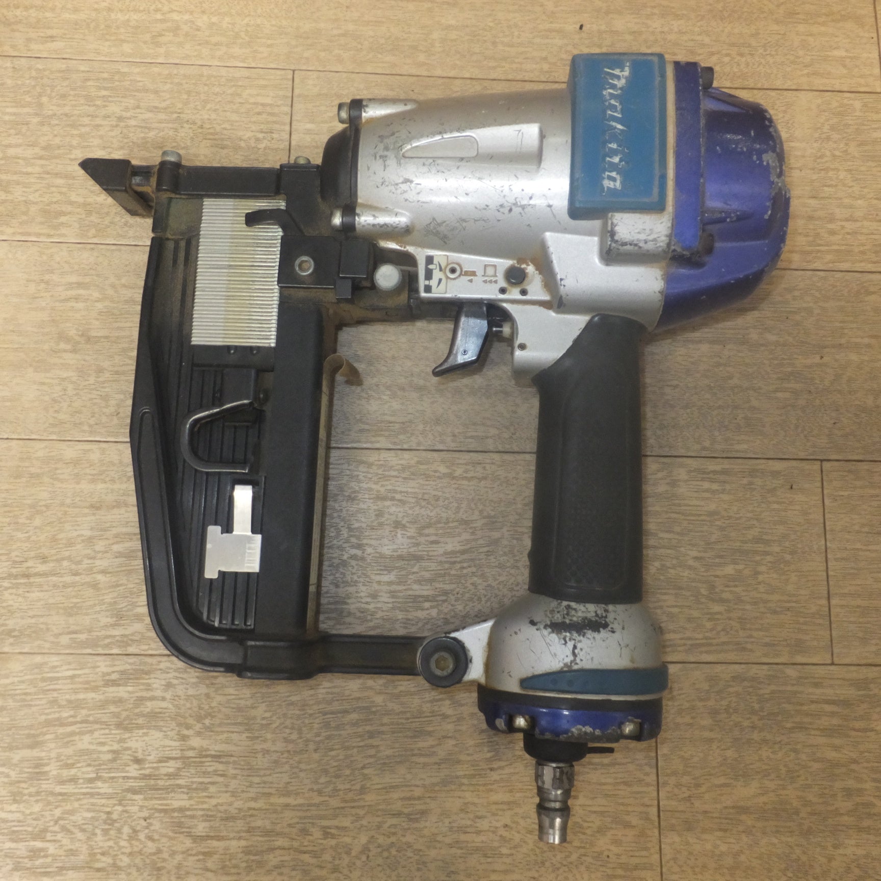 中古品 □ makita 常圧フロアタッカ AT1150B □ D □ ITMKP1PMJ284 ☆マキタ(makita) 常圧フロアタッカー AT1150B【川口店】 – アクト