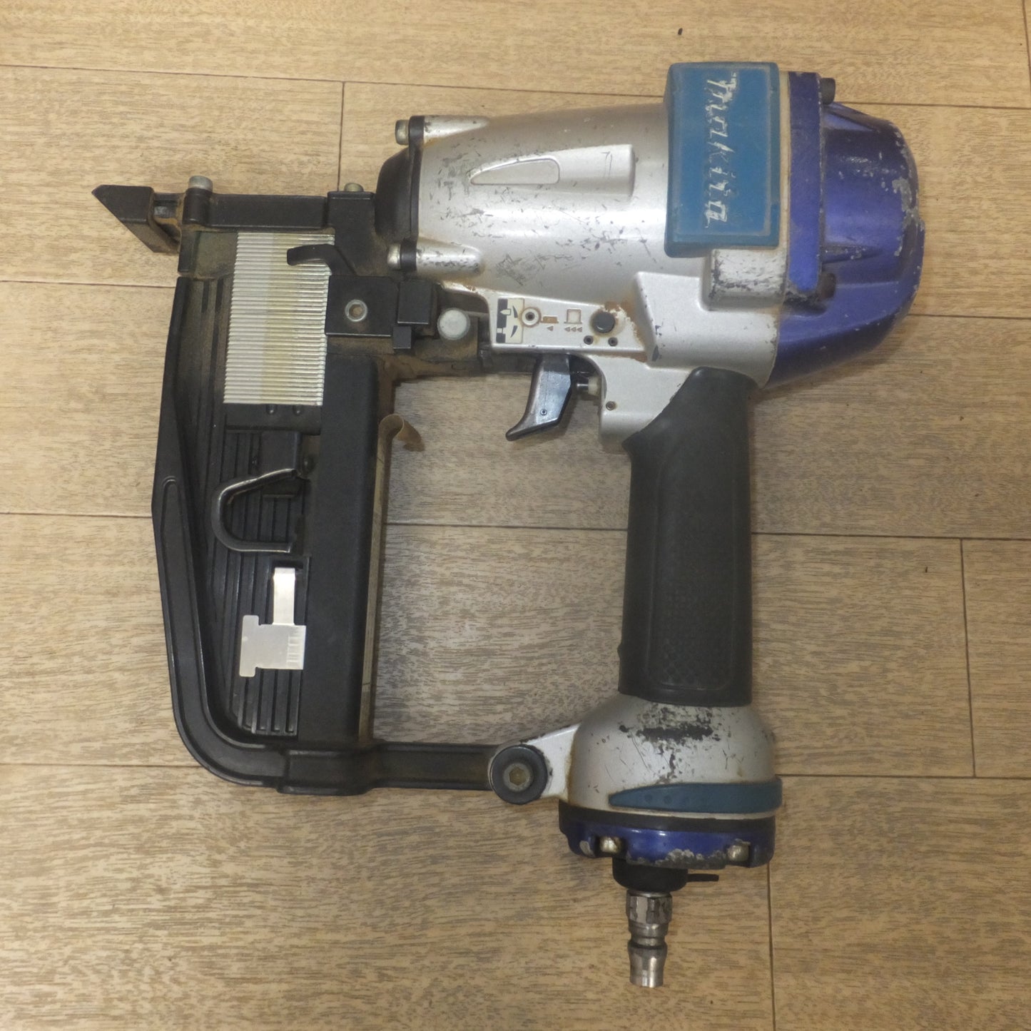 [送料無料] ★マキタ makita フローリング用エアタッカ AT1150B　常圧 エアーツール★