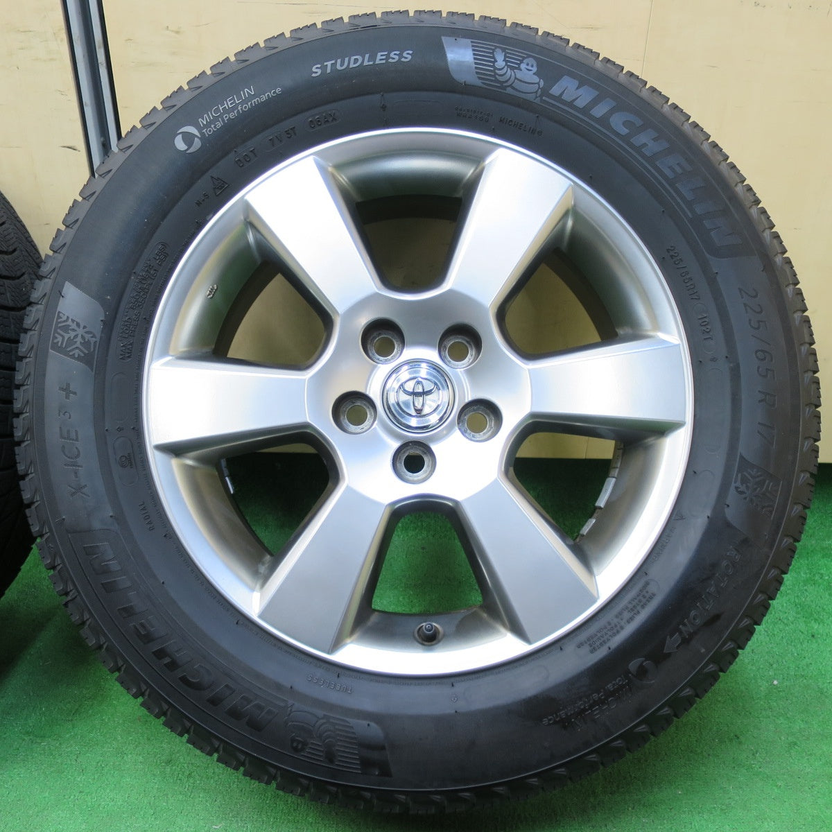 *送料無料* キレイ★トヨタ 30系 ハリアー 純正 225/65R17 スタッドレス ミシュラン X-ICE3+ 17インチ PCD114.3/5H★4062704イス