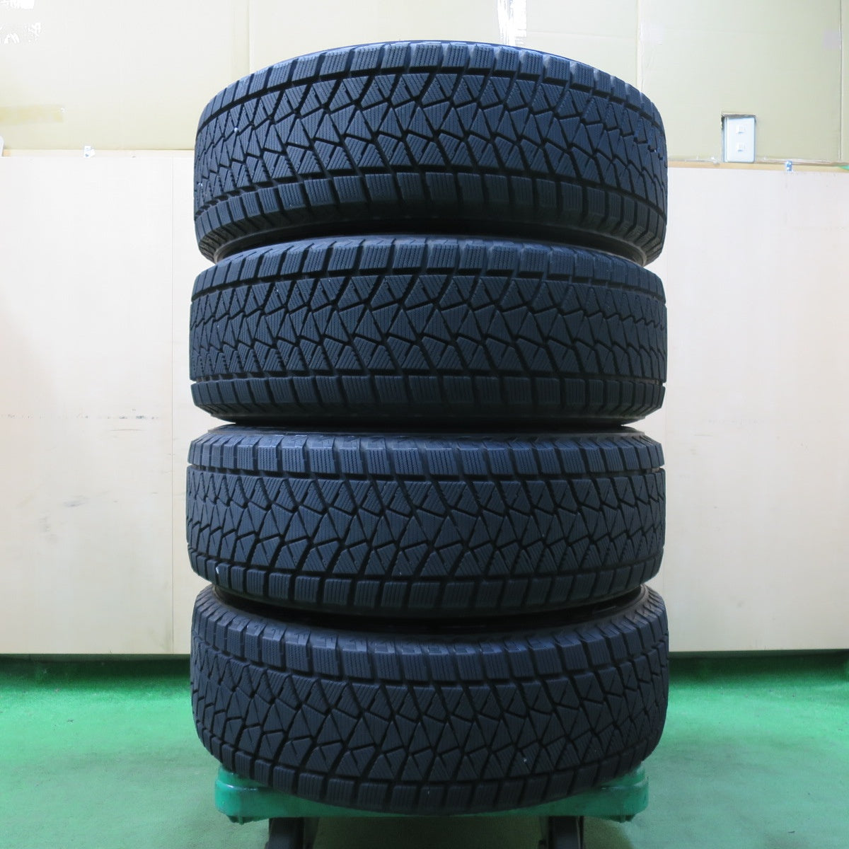 [送料無料] バリ溝！キレイ！8.5分★スタッドレス 225/65R17 ブリヂストン ブリザック DM-V2 VELVA SPORT ヴェルヴァ 17インチ PCD114.3/5H★4112607イス