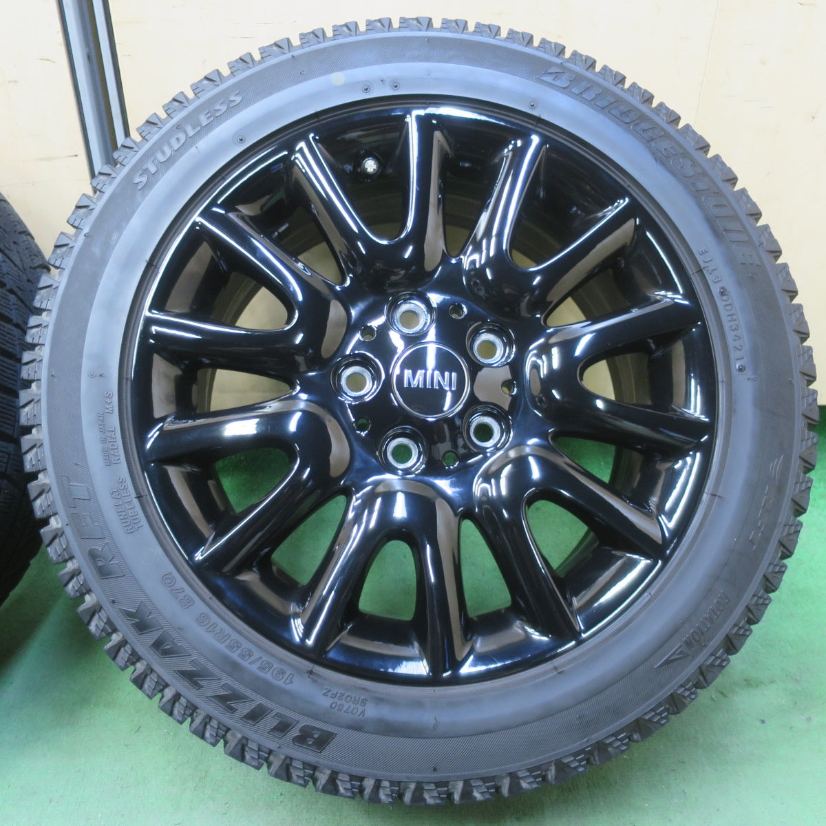 バリ溝！キレイ！9.5分◎MINI ミニ F55 F56 F57 純正 ビクトリースポーク 495 195/55R16 スタッドレス ブリヂストン ブリザック RFT 16インチ PCD112/5H◎6062608イス