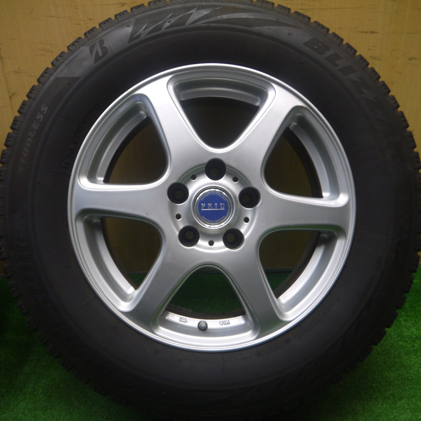 [送料無料] バリ溝！21年！キレイ！9.5分以上★スタッドレス 215/65R16 ブリヂストン ブリザック VRX2 FEID 16インチ PCD114.3/5H★4092506Hス