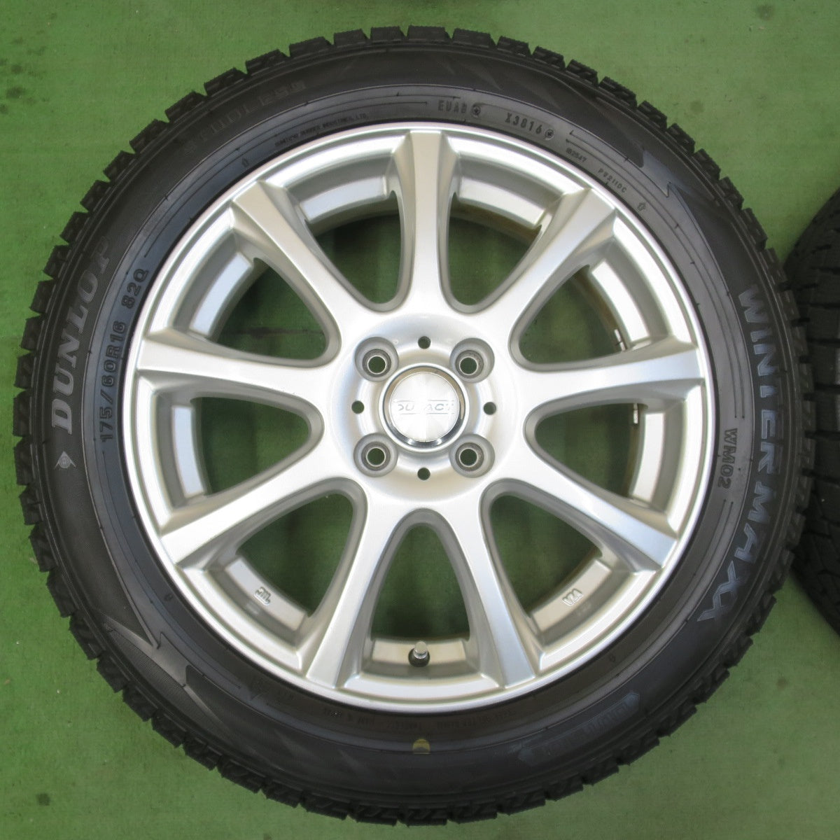 バリ溝！キレイ！9.5分以上★スタッドレス 175/60R16 ダンロップ ウインターマックス WM02 DUFACT デュファクト 16インチ PCD100/4H★6022501イス