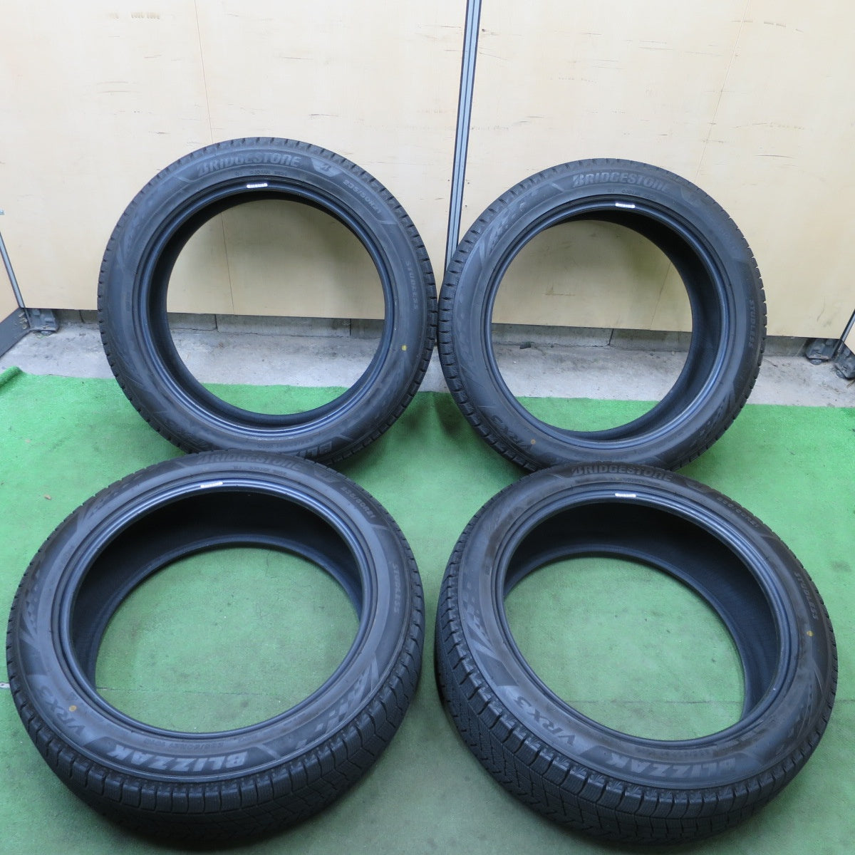 バリ溝！24年！9.5分★スタッドレス 235/50R21 ブリヂストン ブリザック VRX3 タイヤ 21インチ レクサス RX 等★6021605NGスタ