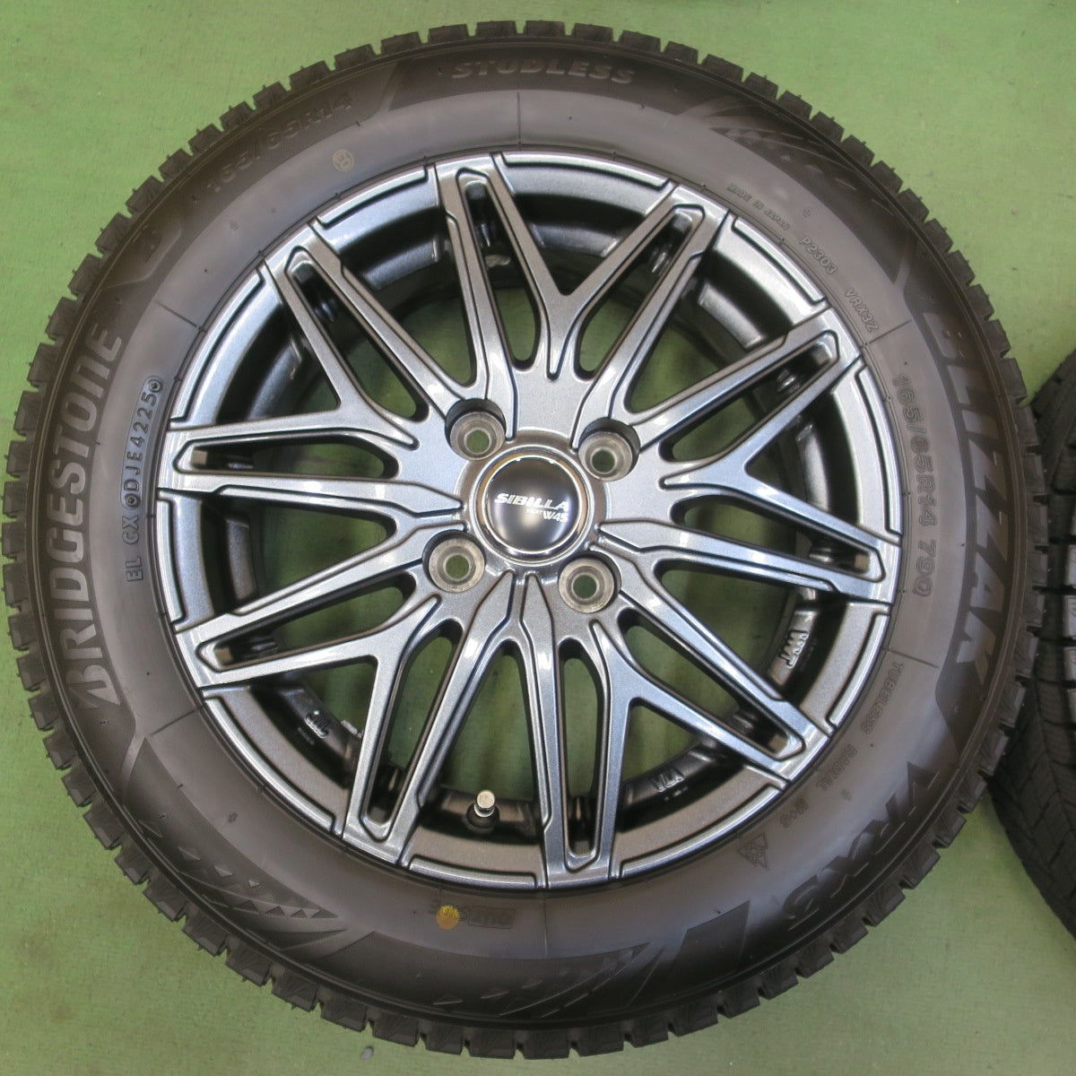 バリ溝！25年！キレイ！ほぼ10分◎スタッドレス 165/65R14 ブリヂストン ブリザック VRX3 SIBILLA NEXT W45 シビラ ネクスト 14インチ PCD100/4H◎6070107イス