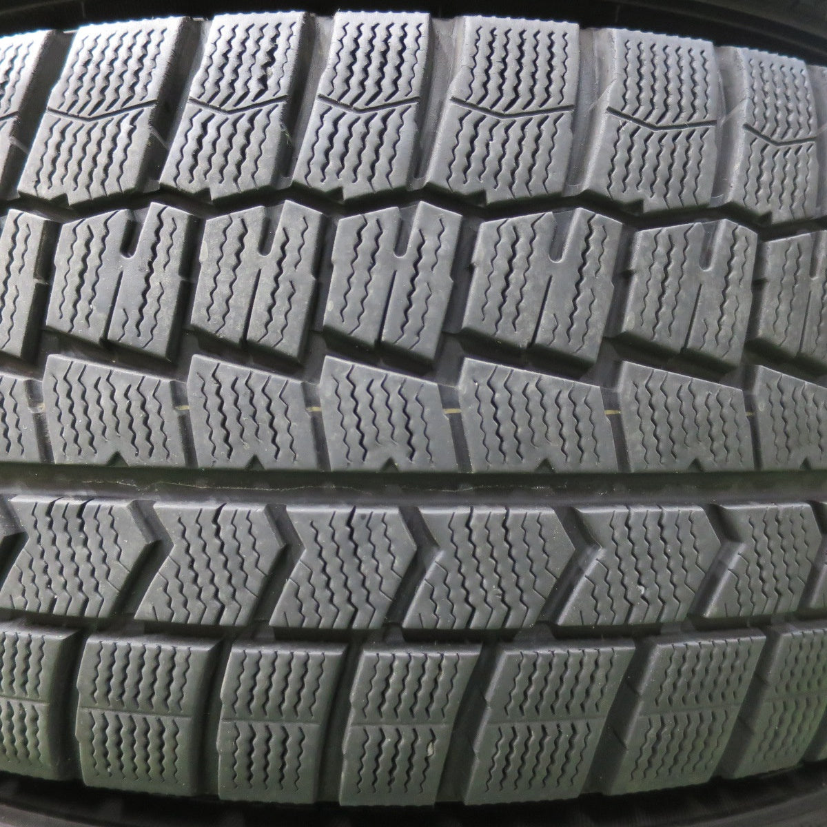 [送料無料] バリ溝！キレイ！8.5分★スタッドレス 235/50R18 ダンロップ ウインターマックス WM02 AXEL アクセル 18インチ PCD114.3/5H★5012515イス