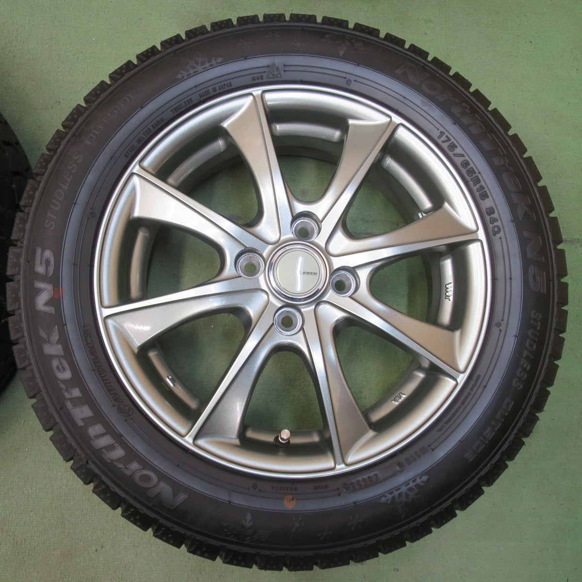 ほぼ未使用！23年！キレイ◎スタッドレス 175/65R15 オートバックス ノーストレック N5 LEBEN レーベン 15インチ PCD100/4H◎6101307イス