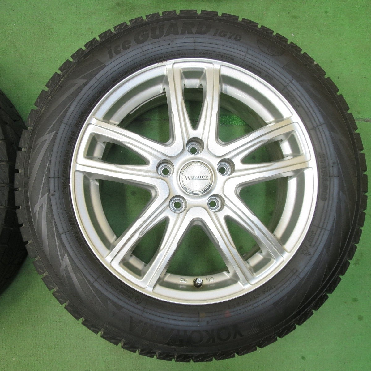 バリ溝！22年！キレイ！ほぼ10分★スタッドレス 205/60R16 ヨコハマ アイスガード iG70 Wazner 16インチ PCD114.3/5H★5022401イス