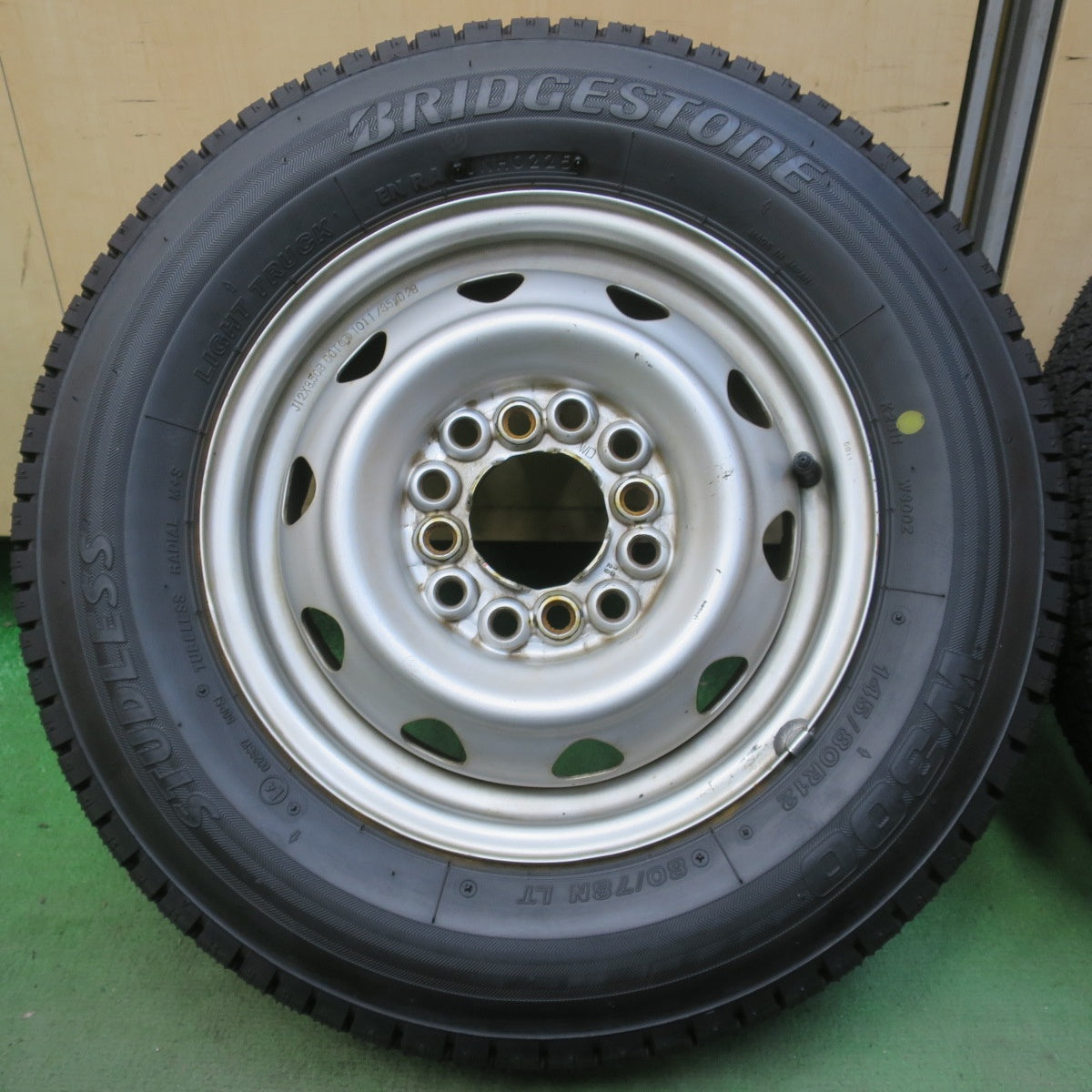 ほぼ未使用！25年◎スタッドレス 145/80R12 80/78N ブリヂストン W300 スチール ホイール 12インチ PCD100 110 114.3/4H マルチ◎6091104イス