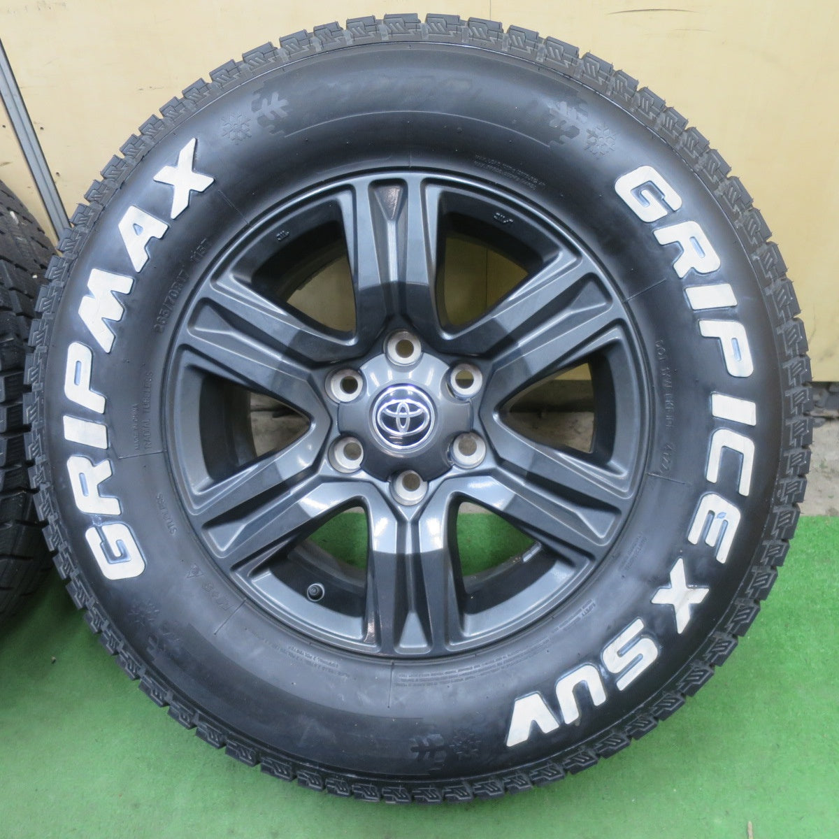 バリ溝！22年！キレイ！9.5分以上★トヨタ GUN125 後期 ハイラックス 純正 265/70R17 スタッドレス グリップマックス GRIP ICE X SUV ホワイトレター 17インチ PCD139.7/6H★6013105ナス