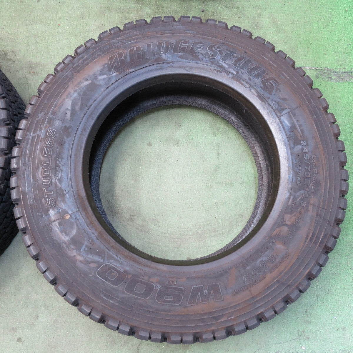バリ溝！25年！8.5分★トラック タイヤ 245/70R19.5 136/134J スタッドレス ブリヂストン W900 19.5インチ★6050514イスタ