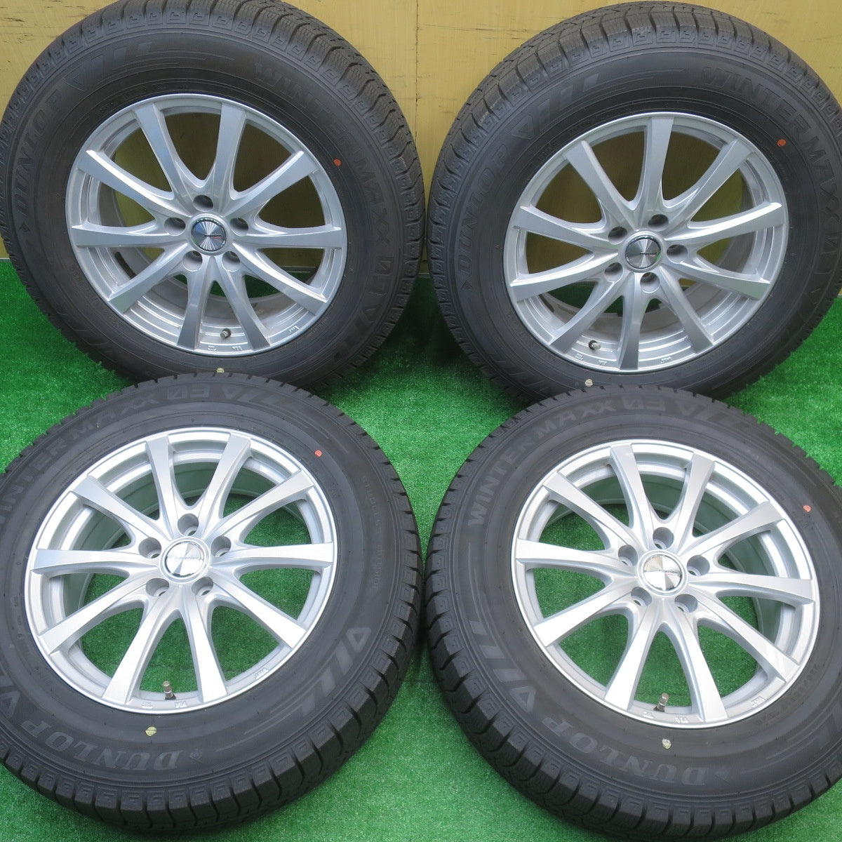 バリ溝！24年！キレイ！9.5分以上★スタッドレス 225/65R17 ダンロップ ウインターマックス03 ravrion RS01 ラブリオン 17インチ PCD114.3/5H★5101601NJス